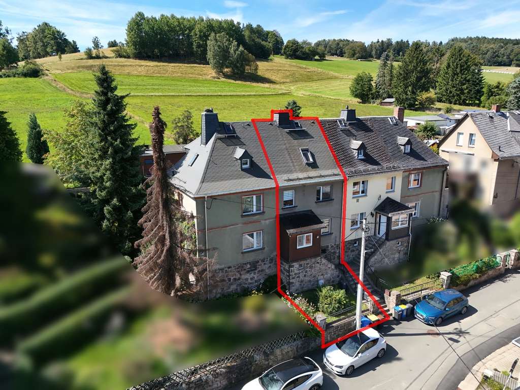 Immobilie in Lauter-Bernsbach - Kaufen, einziehen, wohlfühlen! Gemütliches, saniertes Reihenhaus mit Pool & Garage in Lauter - Bild 0
