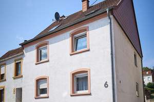 Einfamilienhaus mit Einliegerwohnung und Garagen in Ensheim