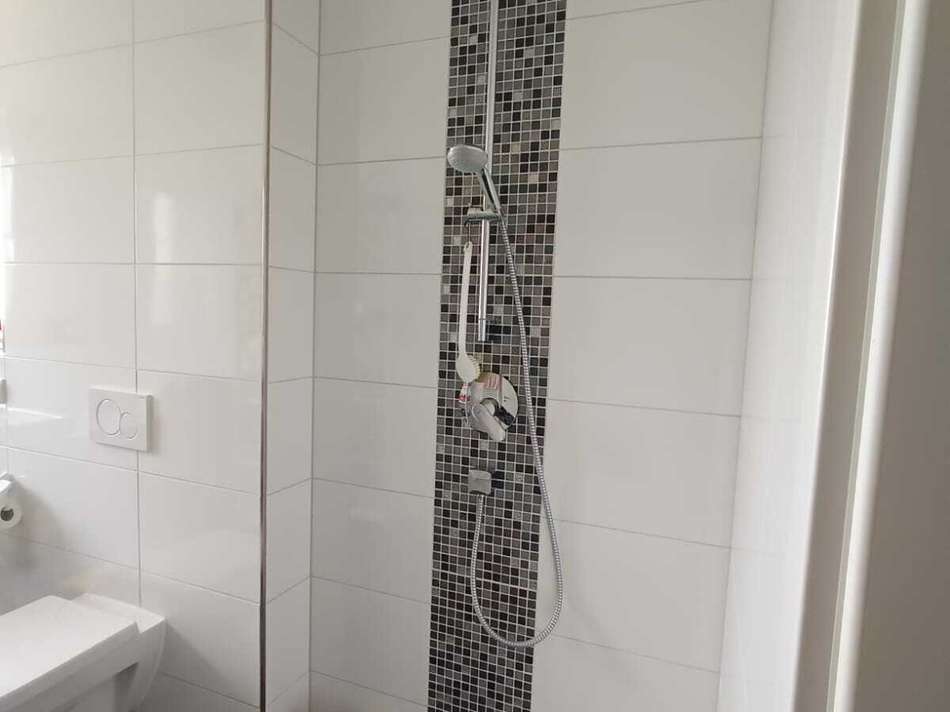 und ebenerdige Dusche 