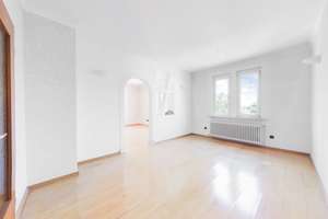 Großzügige 4-Zimmer-Altbauwohnung im denkmalgeschützten Wohnhaus
