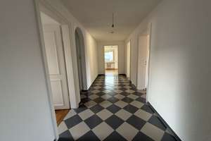 Modernisierte Wohnung mit Top-Anbindung und zusätzlichen 47qm Hobbyräumen