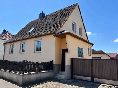 Freistehendes Einfamilienhaus mit Garten, 3 Garagen und viel Platz für eigene Ideen in Drei Gleichen