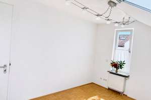 Helle Dachgeschosswohnung mit großer Dachterrasse und Blick ins Grüne – Die vollständige Adresse der Immobilie erhältst du vom Anbieter., 81737 Altperlach, München – Vorschaubild 7