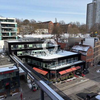 Moderne Bürofläche mit bodentiefer Verglasung und Dachterrassen