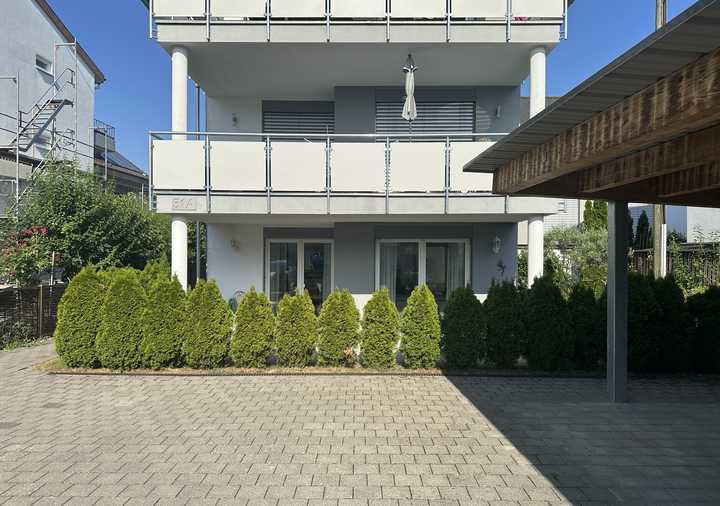 Wohnen, wo andere Urlaub machen – 2,5-Zimmer-EG-Wohnung mit Wintergarten und Carport
