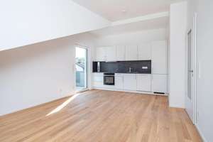 Bezugsfertig: Neubau-DG-Wohnung mit Balkon + EBK in Parsdorf bei München | KfW-40-QNG - WE 12