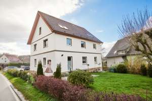 Kaufpreisreduzierung! Komplett renoviertes Ein-/Zweifamilienhaus in ruhiger Lage von Blomberg – Die vollständige Adresse der Immobilie erhältst du vom Anbieter., 32825 Blomberg – Vorschaubild 1