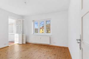 Bezugsfrei & lichtdurchflutet: Charmante 2-Zimmer-Etagenwohnung mit Wintergarten – Tangermünder Weg 5, 13583 Falkenhagener Feld, Berlin – Vorschaubild 1