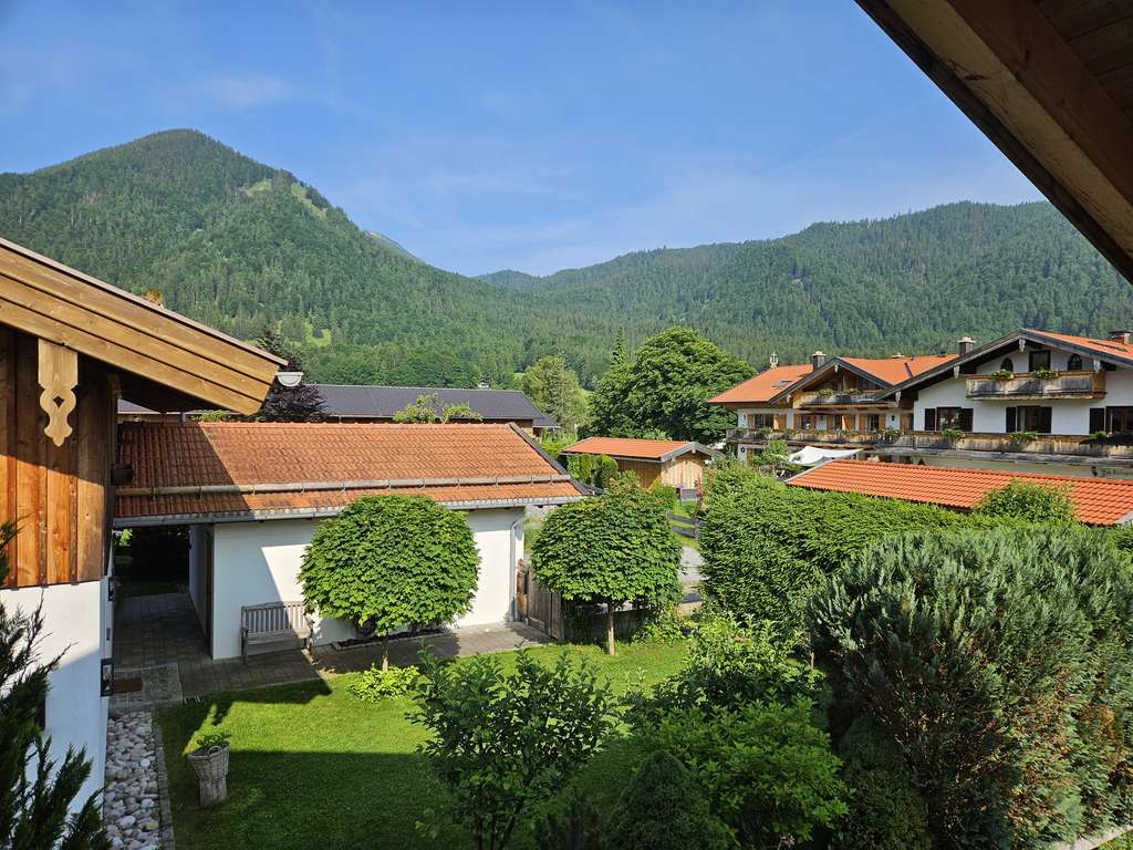 Immobilie in Kreuth - Sehr schönes Mehrgenerationenhaus mit herrlichen Garten und großer Terrasse  - Bild 1