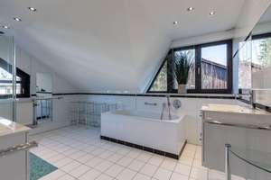 Sonne, Glas & 500 m² Südgarten – die lichtdurchflutete Familienvilla im Blumenviertel – Die vollständige Adresse der Immobilie erhältst du vom Anbieter., 81377 Großhadern, München – Vorschaubild 12