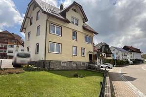 Zentral wohnen mit vielseitigen Möglichkeiten – Gepflegtes Mehrfamilienhaus mit Garten und Stellplät – Die vollständige Adresse der Immobilie erhältst du vom Anbieter., 78136 Schonach im Schwarzwald – Vorschaubild 2