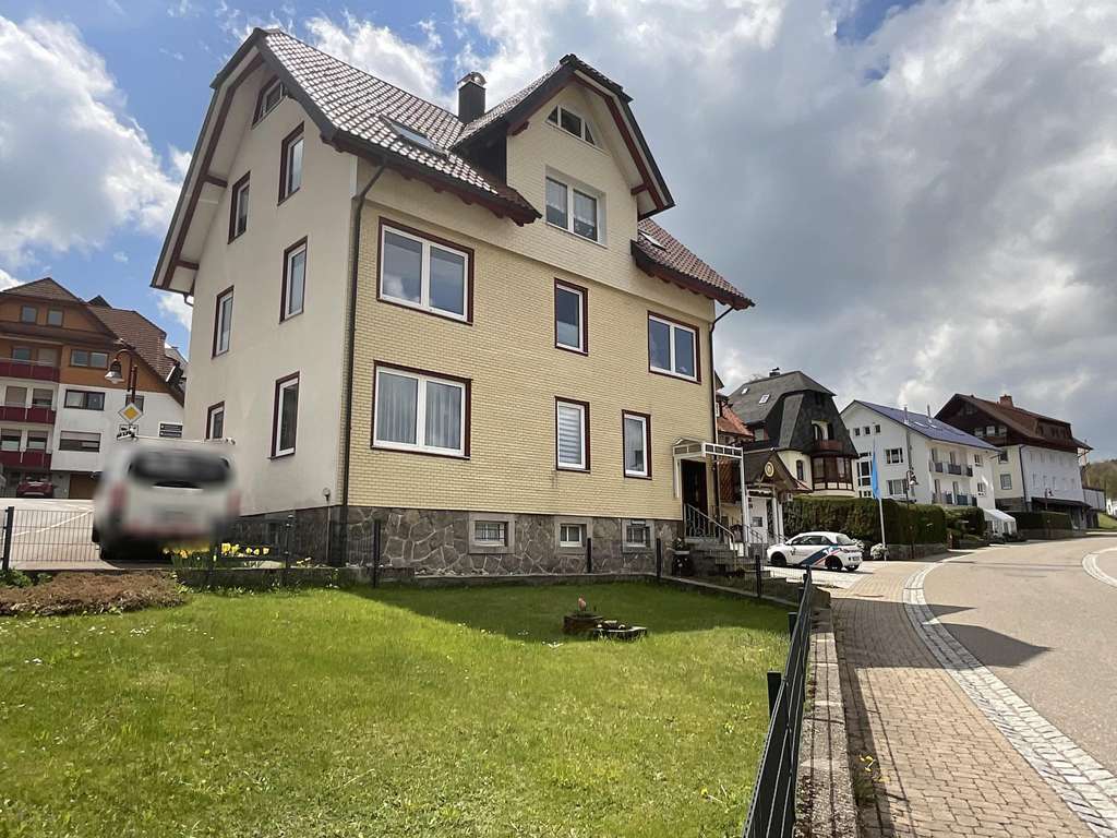 Immobilie in Schonach im Schwarzwald - Zentral wohnen mit vielseitigen Möglichkeiten – Gepflegtes Mehrfamilienhaus mit Garten und Stellplät - Bild 1