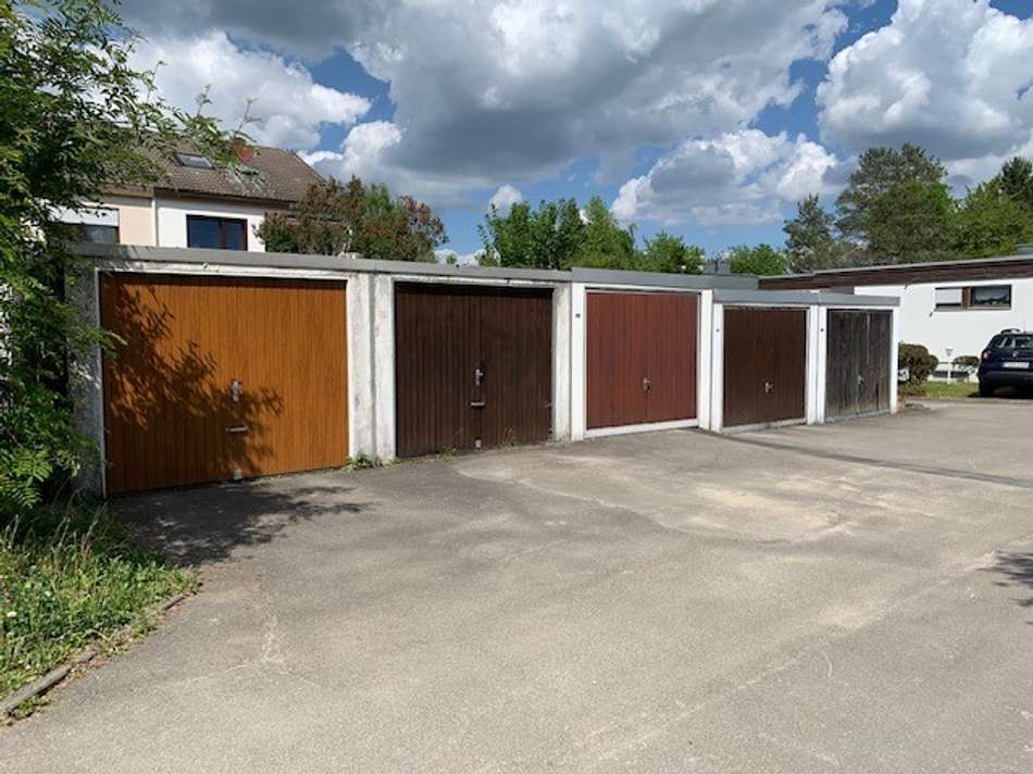 Garage, 2. von links