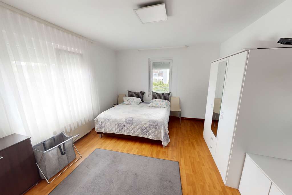 Immobilie in Weilheim an der Teck - Großzügige 3-Zimmer-Wohnung mit Südbalkon – stilvoll wohnen in Altbauvilla in Weilheim/Teck - Bild 2