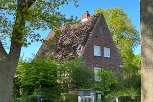 Mönkeberg: Charmantes Einfamilienhaus mit hohem Renovierungsbedarf in Traumlage fußläufig zum Wasser – Die vollständige Adresse der Immobilie erhältst du vom Anbieter., 24248 Mönkeberg – Vorschaubild 1