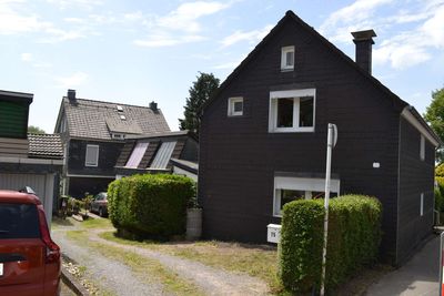 Einfamilienhaus mit großem Nebengebäude - Ideal für Atelier, Praxis oder Werkstatt