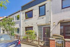 Bremen-Osterfeuerberg • Reihenmittelhaus mit viel Potenzial in zentraler Lage – Die vollständige Adresse der Immobilie erhältst du vom Anbieter., 28219 Osterfeuerberg, Bremen – Vorschaubild 2