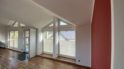 Ansprechende und moderne 2,5-Zimmer-Dachgeschosswohnung mit geh. Innenausstattung mit Balkon