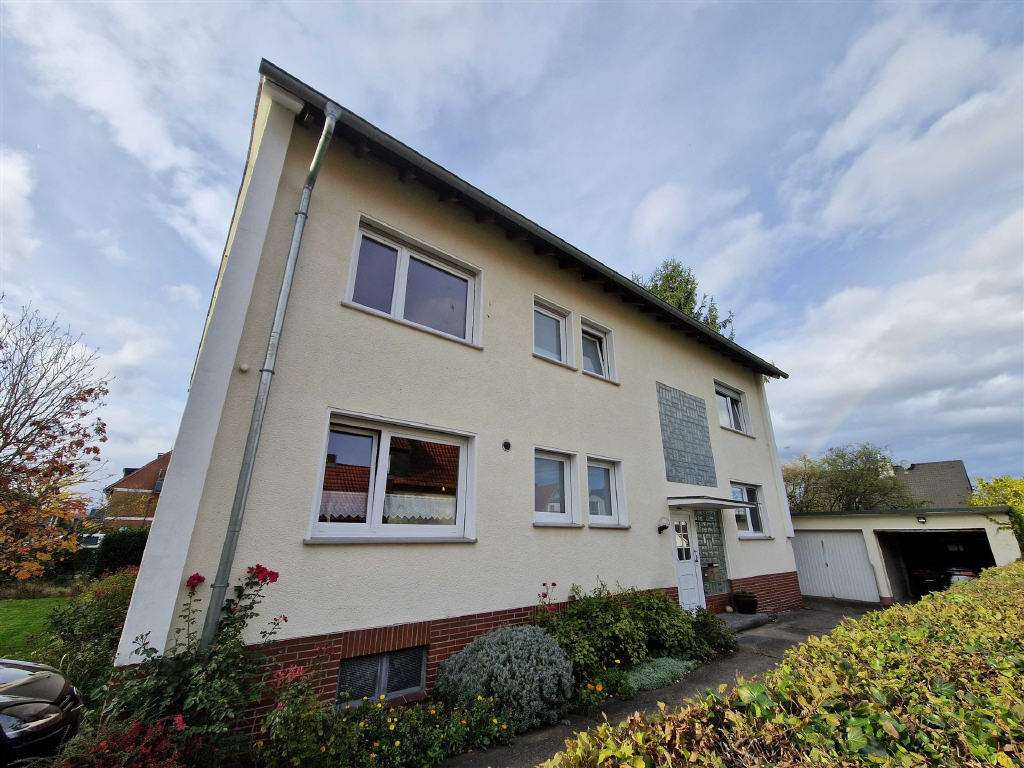 Investieren und/oder selbst einziehen:
Dreifamilienhaus mit 4 Garagen und Garten in Soest!