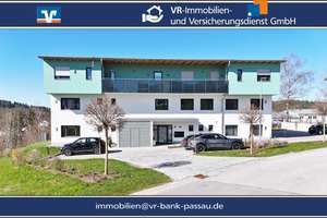 Attraktives Wohn-/ und Bürogebäude mit 
3 Wohneinheiten, 2 Büroeinheiten und 
15 Stellplätzen in 9 – Die vollständige Adresse der Immobilie erhältst du vom Anbieter., 94481 Grafenau – Vorschaubild 1