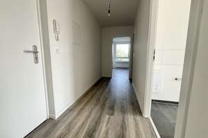 Weihnachtsaktion: 500 € Gutschein+3 Nettokaltmieten frei! Tolle 3-Zimmer-Wohnung mit Balkon! – Philosophenweg 6, 45279 Freisenbruch, Essen – Vorschaubild 2