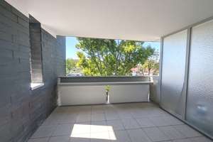 Kaiserswerth: Modernisiertes Apartment mit 10 m² Sonnenbalkon – Einziehen & Wohlfühlen