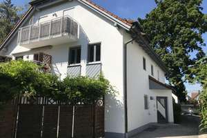 Schöne, modernisierte 4-Zimmer-Maisonette-Wohnung mit Balkon und Wohnküche in Trudering,