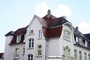Dreifamilienhaus mit Büroeinheiten, Werkstatt, Garagen und Außenstellplätzen