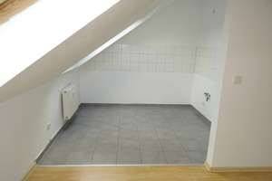 Moderne DG-Whg : 3 Zimmer + Balkon + Schickes Wannenbad – Wartburgstr. 14, 9126 Bernsdorf, Chemnitz – Vorschaubild 3