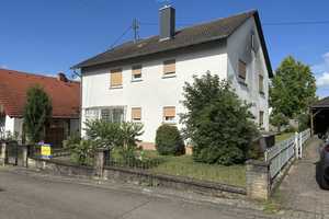 2-Familienhaus mit Hof, Garten und 2 Garagen-1 Wohnung vermietet