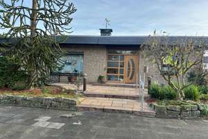 Elegantes freistehendes Eckbungalow mit 5 Zimmern und Garage in Duisburg-Alt-Homberg