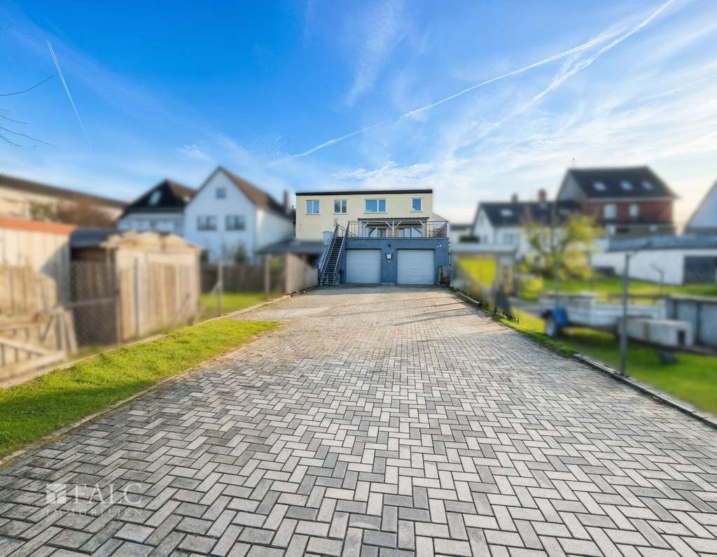 Immobilie in Hennef (Sieg) - Mehr Platz geht nicht: Top-Objekt für Handwerker mit XXL-Garage und flexiblem Raumangebot - Bild 1