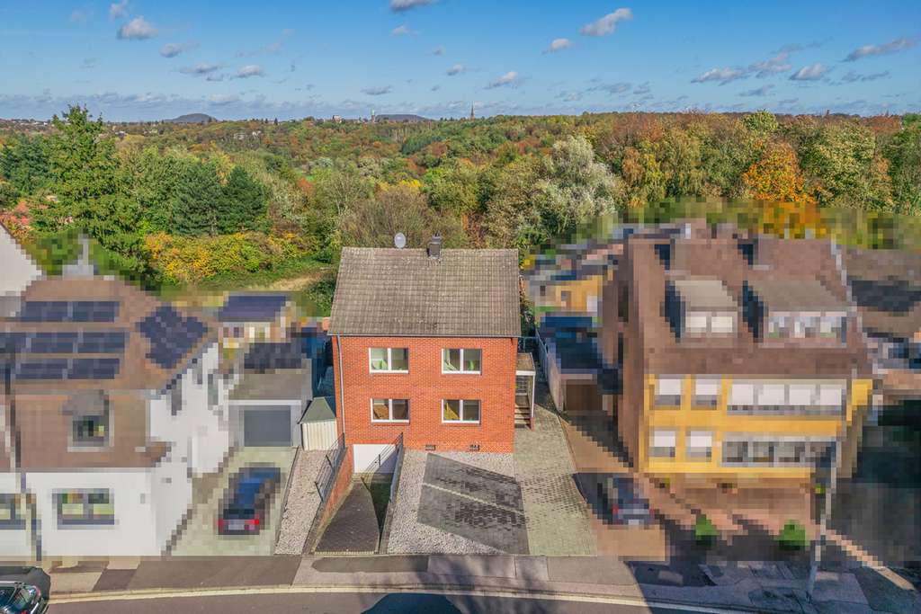 Nahe Aachen: Solides Zweifamilienhaus mit Stellplätzen, Wintergarten und Ausblick ins Grüne!