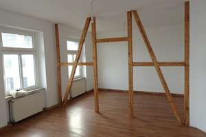 Helle 2 Zimmer Wohnung mit großer Küche an solvente Mieter!