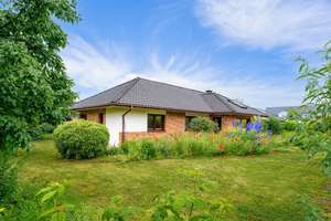 Großzügiger Bungalow mit Doppelgarage und traumhaftem Garten auf einer Ebene