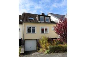 Familienfreundliches Reihenmittelhaus mit Garten und Garage in gepflegtem Umfeld – Die vollständige Adresse der Immobilie erhältst du vom Anbieter., 31275 Lehrte – Vorschaubild 1