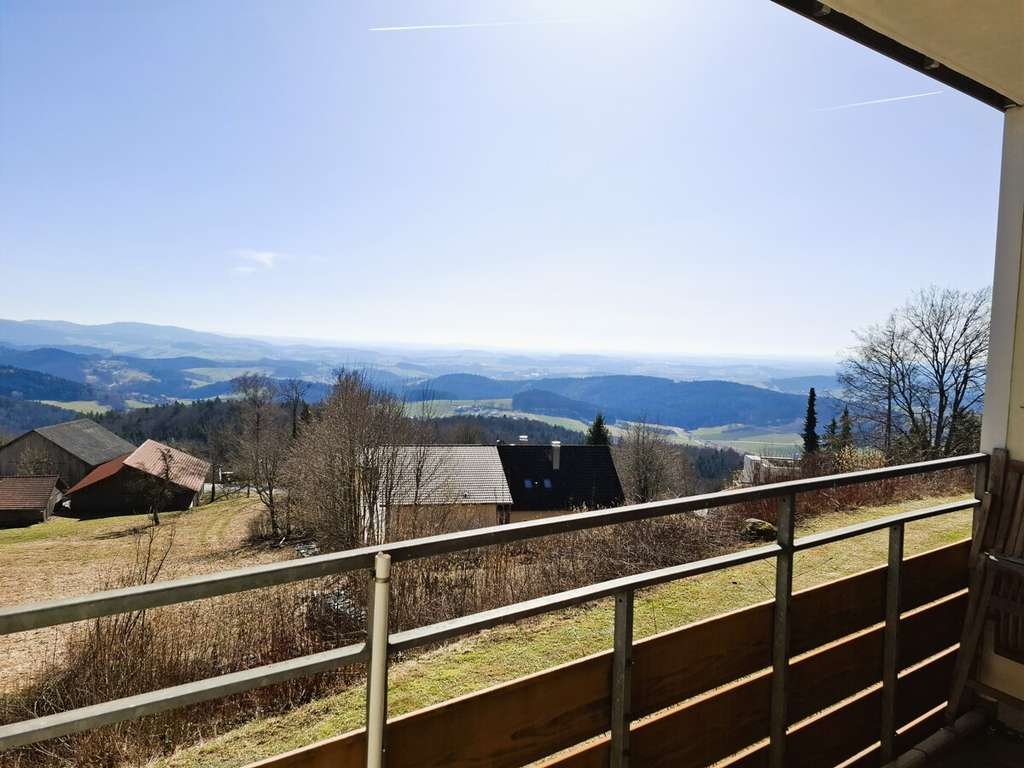 Immobilie in Freyung - Bezaubernde, möblierte 2-Zi.-Whg, mit Balkon und traumhafter Aussicht am Geyersberg - Bild 0