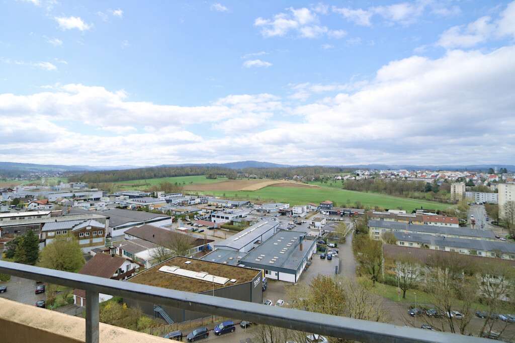 Immobilie in Backnang - Licht, Raum und Ausblick vereint! Schöne 3,5-Zi.-Wohnung mit 2 Balkonen, EBK und TG-Stellplatz - Bild 2