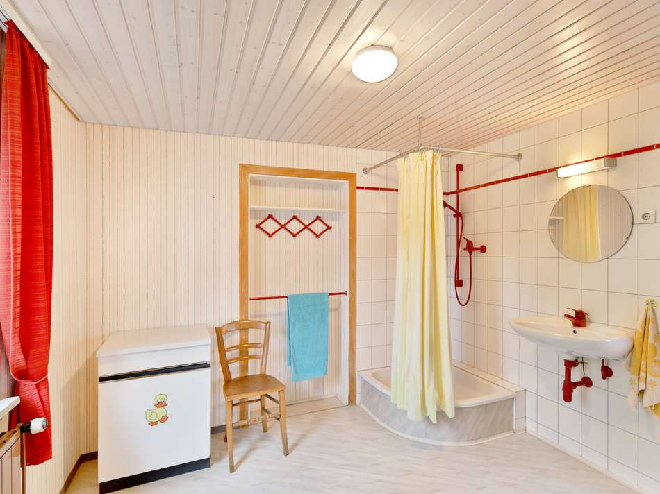 Geräumiges Badezimmer mit D...