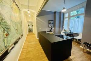 Bezugsfrei und keine Treppen: moderne, voll möblierte Wohnung