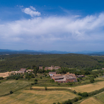 Bauernhaus zur Restaurierung beider 45.000 m² Lagerflächen