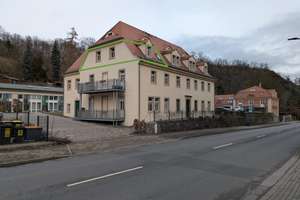 Helle 1-Zi.-Dachgeschoss-Wohnung (2021 saniert) mit EBK & Stellplatz – ruhig gelegen