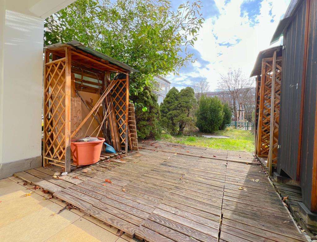 "Haus im Haus" - Wohnung mit attraktiven Südgarten/-terrasse zum Selbstbezug!
 Nahe zur S-Bahn in 82110 Germering