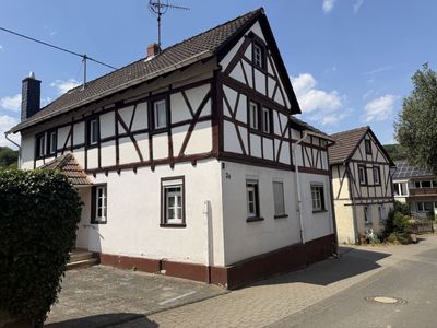 Fachwerkhaus mit Garage und Garten in Schalkenbach