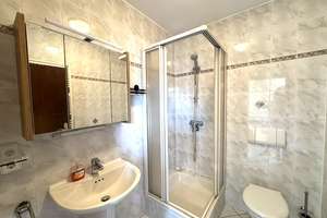 60437 Frankfurt (Nieder-Erlenbach), Maisonette Wohnung, Wfl. ca.130m²,4Zi,EBK,2Bä, 2 Balk, Stellpl. – Die vollständige Adresse der Immobilie erhältst du vom Anbieter., 60437 Nieder-Erlenbach, Frankfurt am Main – Vorschaubild 7