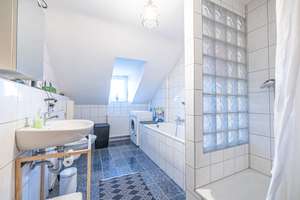 Stilvolle 4-Zimmer-Altbauwohnung im DG mit Balkon- toller Blick über die Dächer von Karlsruhe – Die vollständige Adresse der Immobilie erhältst du vom Anbieter., 76137 Südstadt, Karlsruhe – Vorschaubild 5