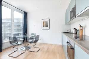 Repräsentative Neubauwohnung in zentraler Mitte-Lage: 2,5 Zimmer mit spektakulärer Fensterfront und  – Berlin – Vorschaubild 7