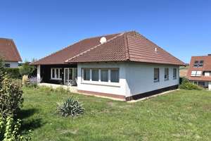 Traumhaft schönes Wohnen mit der Natur als Nachbarn... gepflegter Walmdachbungalow mit Garage auf 1 – Die vollständige Adresse der Immobilie erhältst du vom Anbieter., 96106 Ebern – Vorschaubild 2