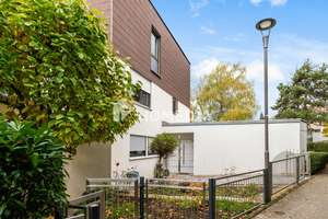 Abendsonne auf der Dachterrasse mit Fernblick: großzügig modernisiertes RMH mit Garten & Garage