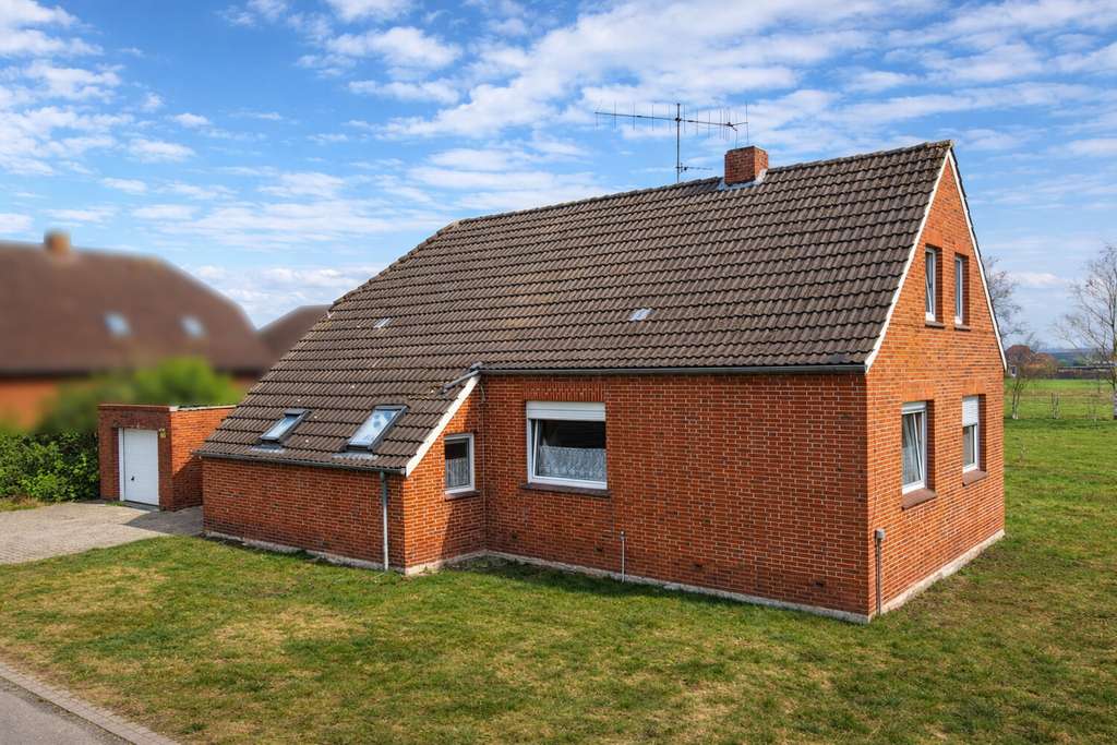 Immobilie in Ihlow - Charmantes Landhaus mit Wirtschaftsteil, Garage und großem Garten in Ihlow-Simonswolde - Bild 0